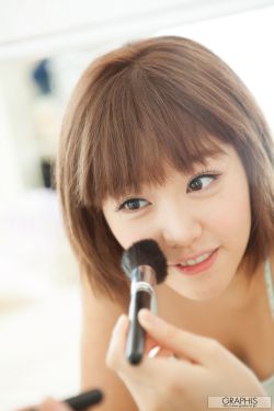 捧着奶送到男人嘴边